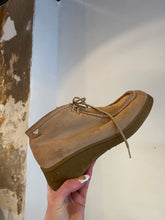 Load image into Gallery viewer, Vintage Roxy Suede Boots (9)
